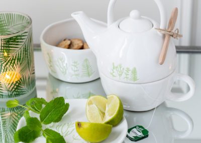 grüne Muster auf Teekanne Geschirr und Teelichthalter